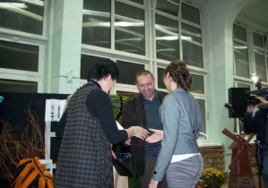 Maria Tuchowska i dr Joanna Błażejewska wręczają nagrodę zwycięzcy
